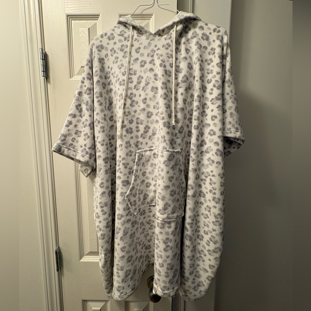 La Vie En Rose Leopard Patterned Oversized Poncho